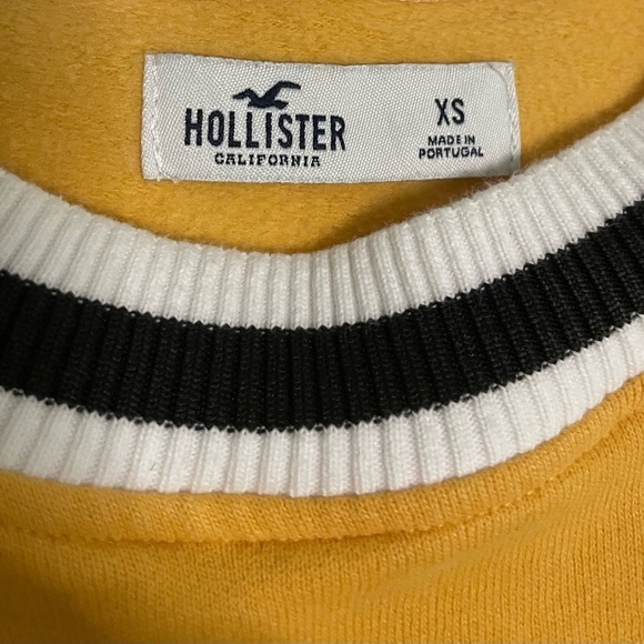 Hollister Retro Varsity Cropped Crewneck - Yellow & Black - Picture 2 of 4